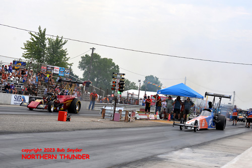Megan Meyer - 'Randy Meyer Racing' (near lane) vs 
James Gilliland - 'Psycho Too' (far lane)